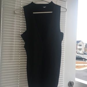 Black sleeveless shirt.